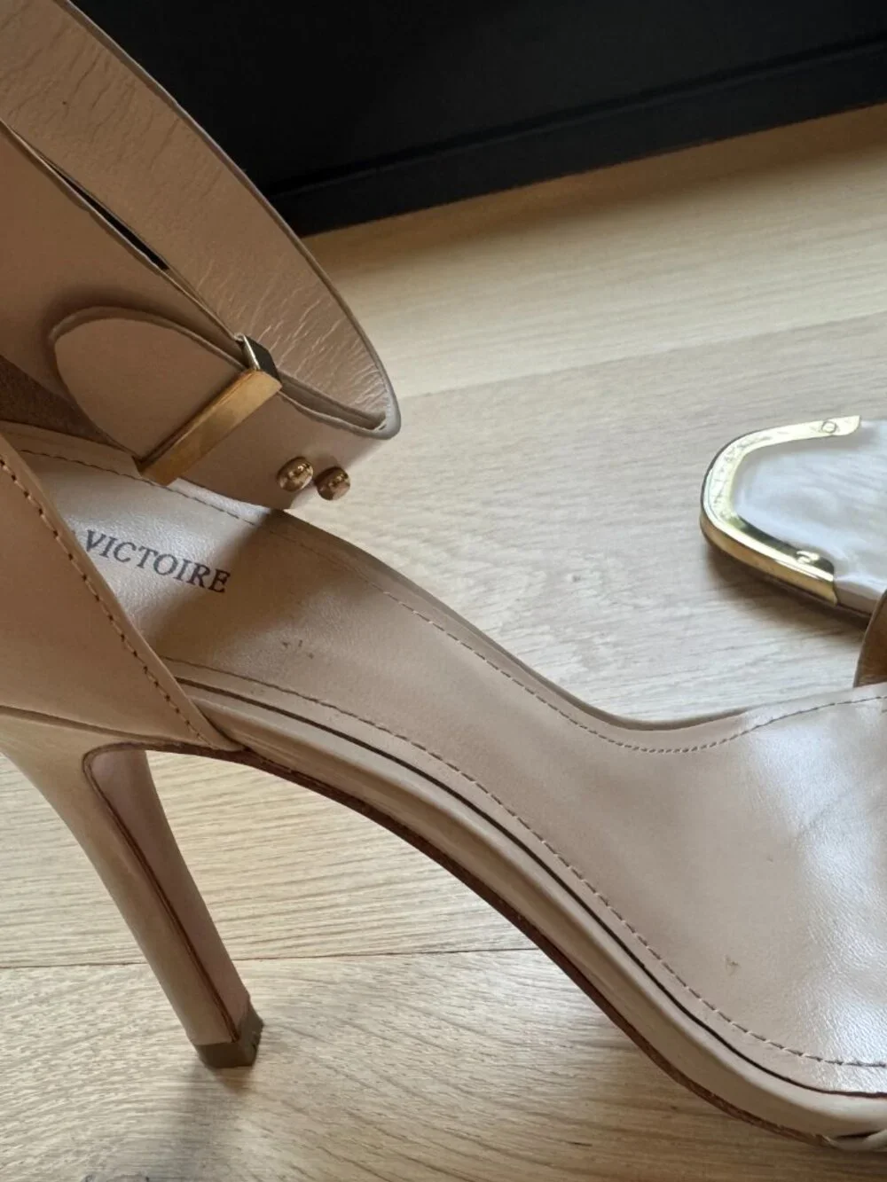Pour La Victoire Nude Leather Gold Toe Ankle Strap Heels 9.5